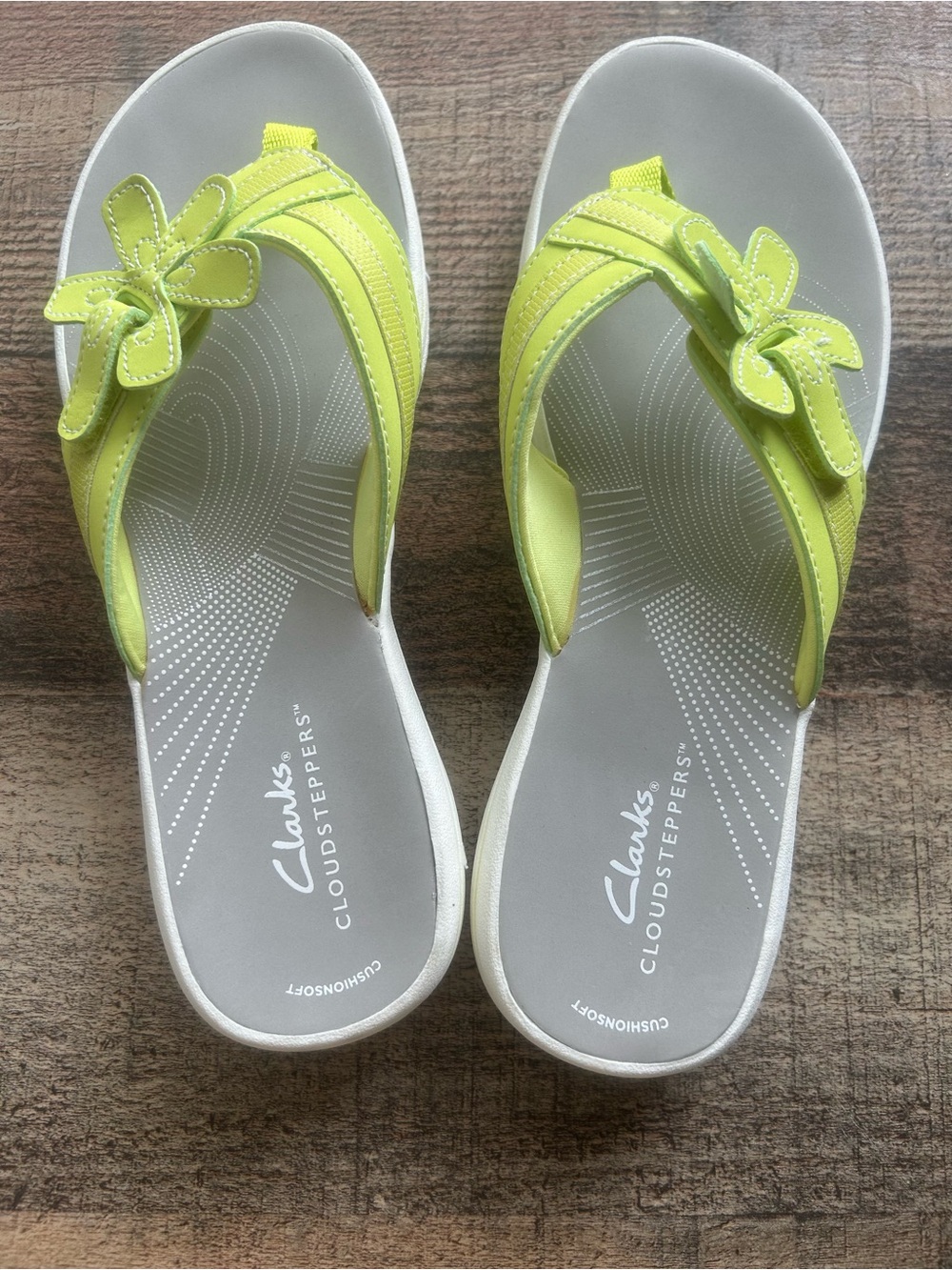 Clarks Women's Neon Yellow green Flower Thong Sandals size 8.5 medium